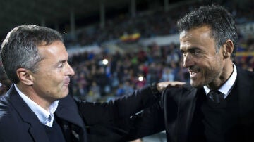 Luis Enrique saluda a Fran Escribá antes del encuentro