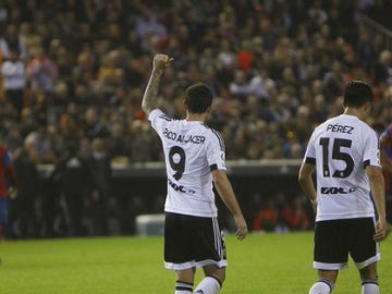 Paco Alcácer celebra su gol contra el Levante