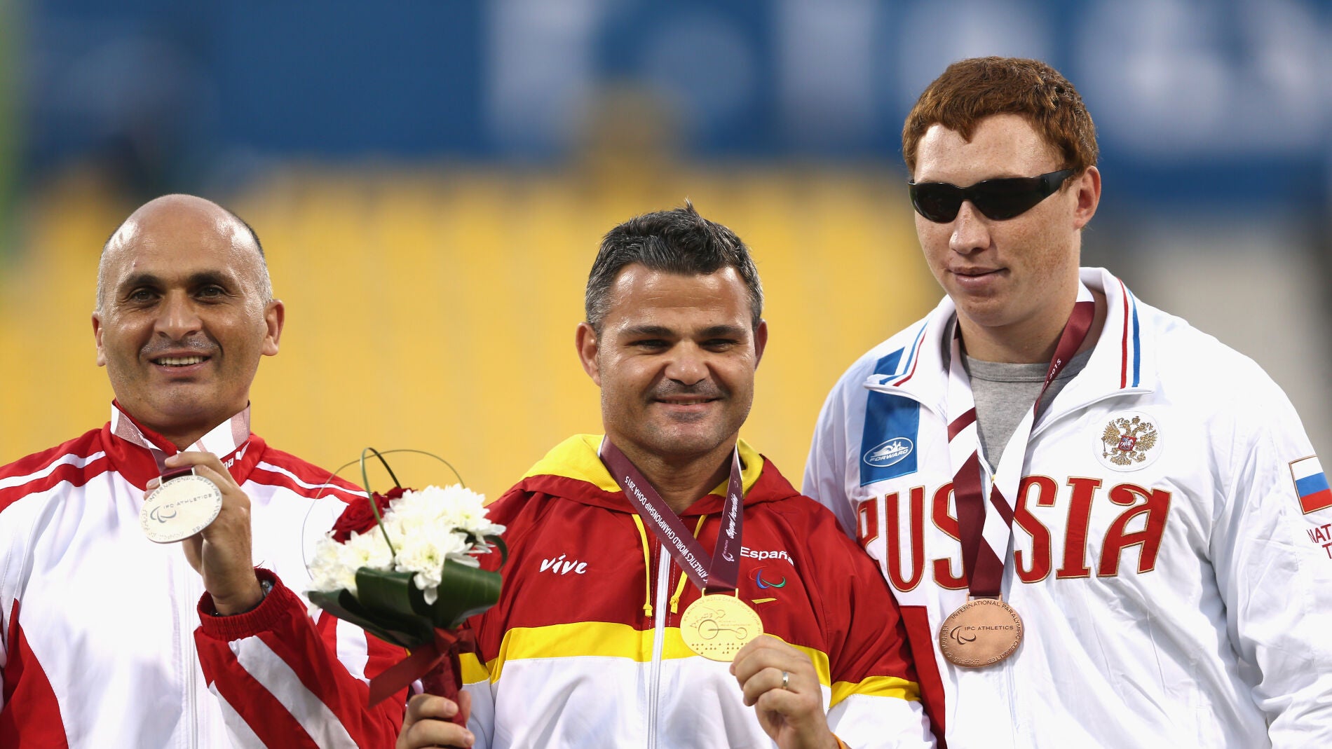 David Casinos (centro) celebra el oro en lanzamiento de disco