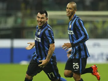 Medel celebra un gol con Miranda Medel celebra un gol con Miranda