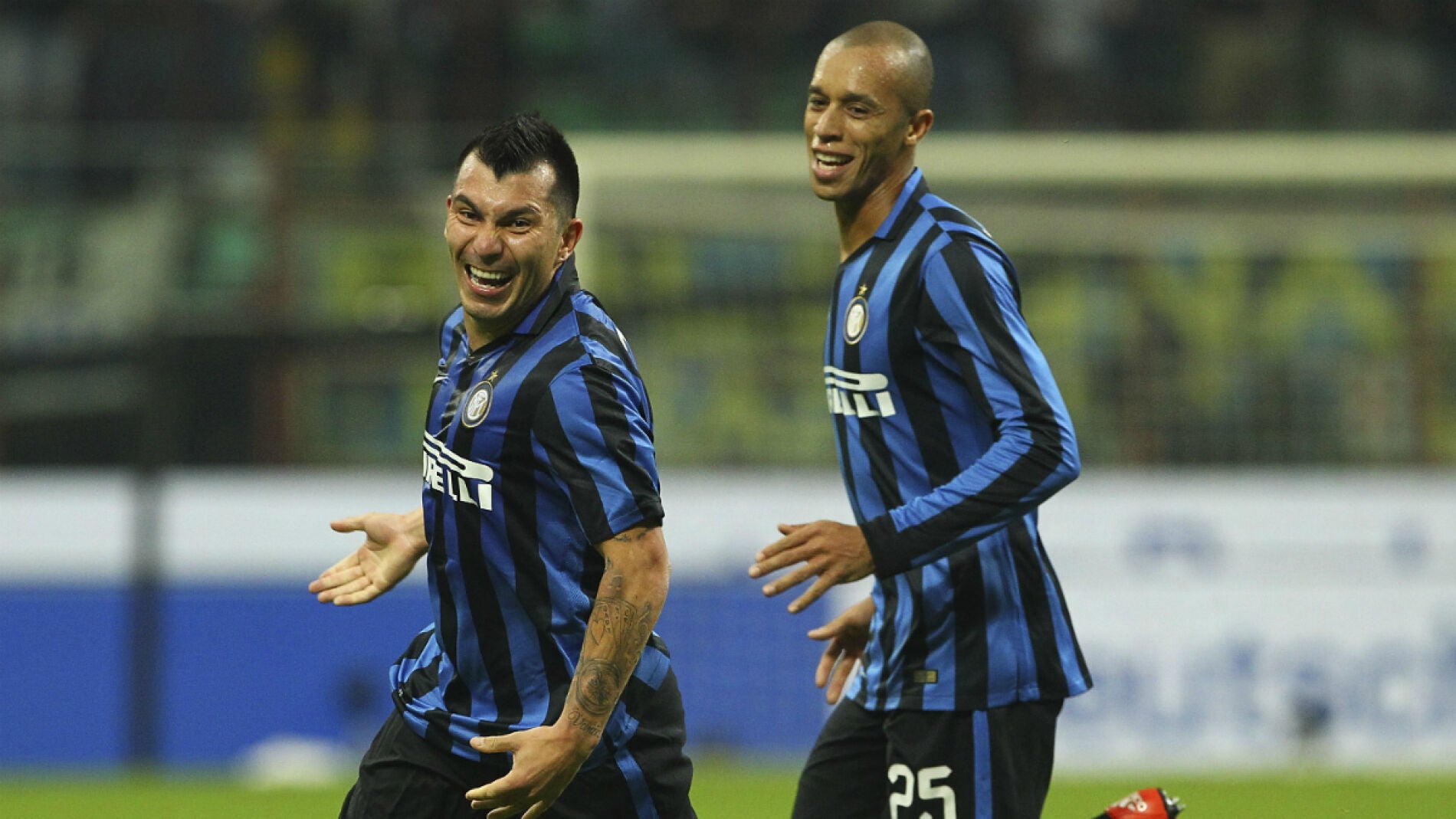 Medel celebra un gol con Miranda