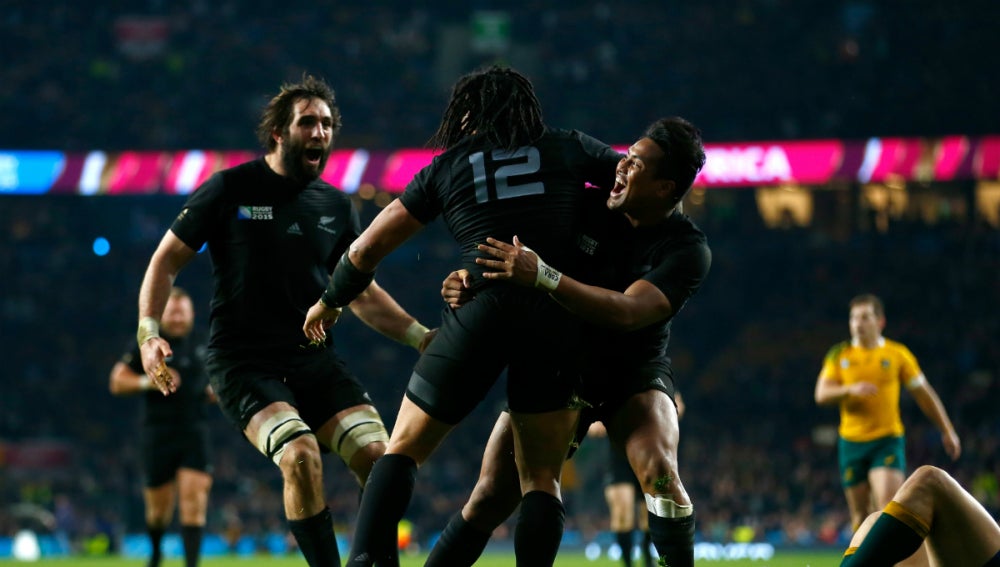 Los jugadores de Nueva Zelanda celebran un ensayo conseguido contra Australia