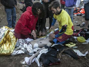 Guardacostas griegos desempeñan las tareas de rescate