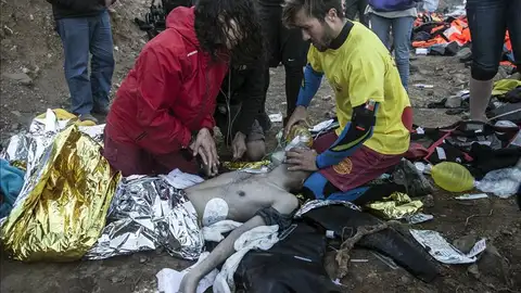 Guardacostas griegos desempeñan las tareas de rescate Guardacostas griegos desempeñan las tareas de rescate