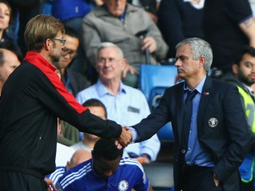 Jurgen Klopp saluda a José Mourinho tras el partido