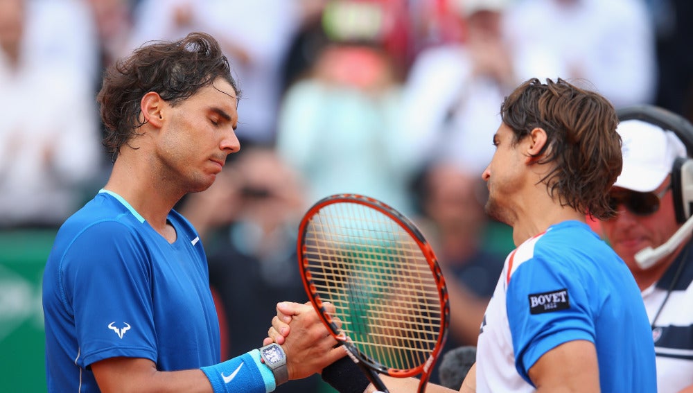 Rafa Nadal y David Ferrer se saludan al terminar un partido