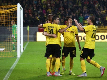 Los jugadores del Borussia Dortmund celebran un gol