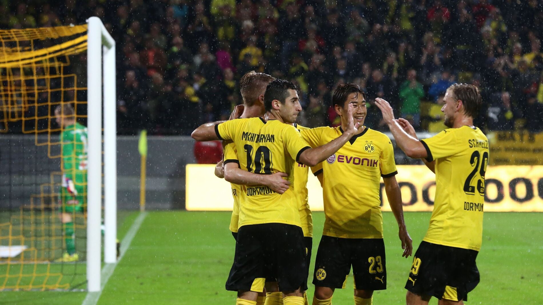 Los jugadores del Borussia Dortmund celebran un gol