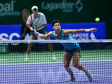 Carla Suárez ataca una bola en la red ante la mirada de Muguruza Carla Suárez ataca una bola en la red ante la mirada de Muguruza