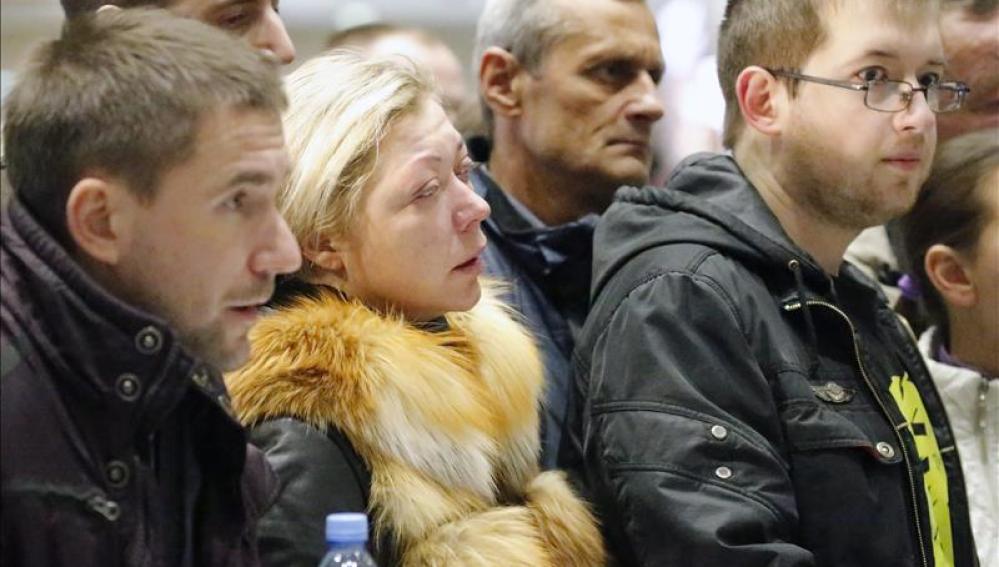 Familiares de los pasajeros, en el aeropuerto internacional Pulkovo II en San Petesburgo