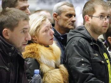 Familiares de los pasajeros, en el aeropuerto internacional Pulkovo II en San Petesburgo