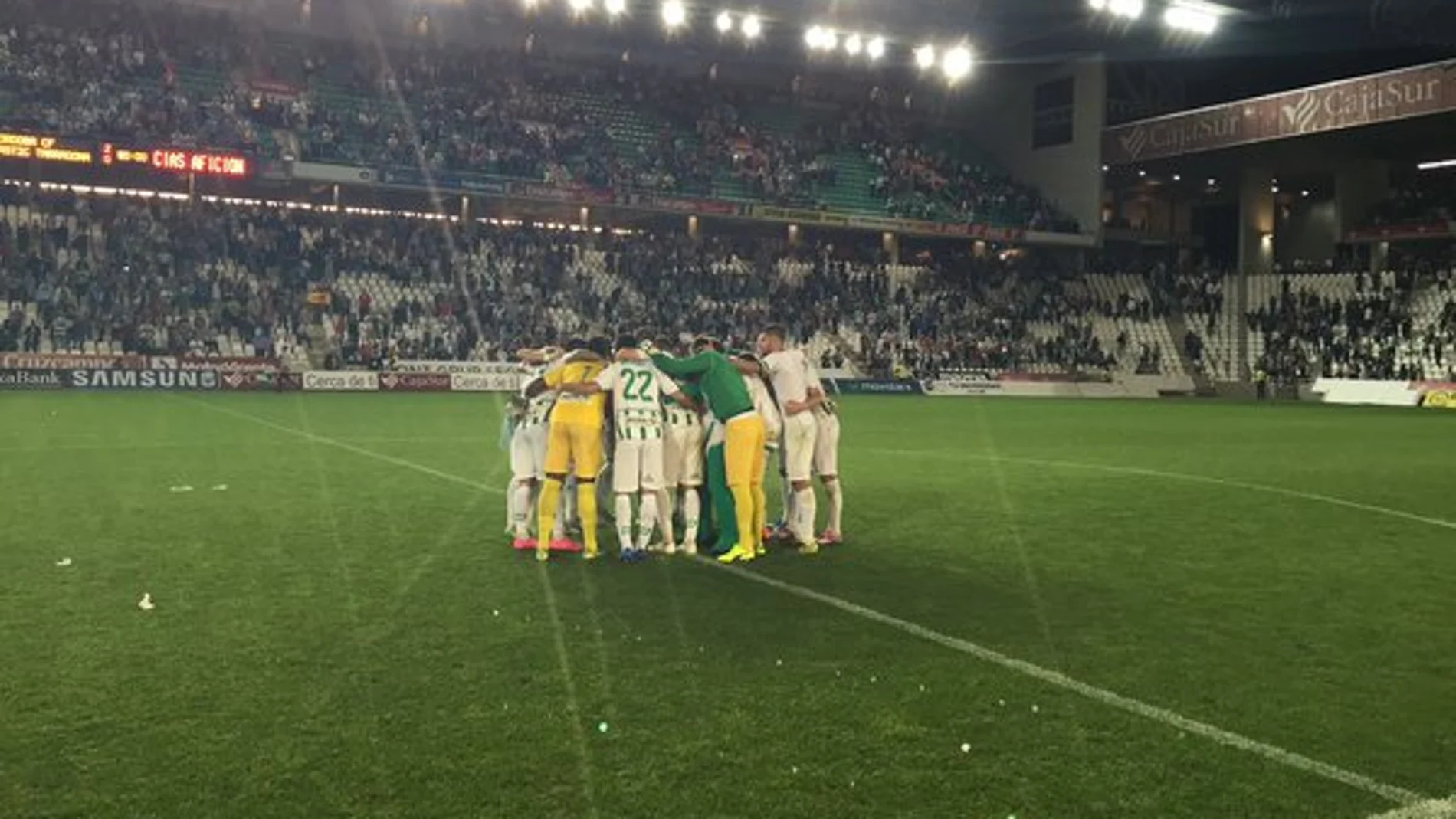 Los jugadores del Córdoba celebran el triunfo ante el Nástic Los jugadores del Córdoba celebran el triunfo ante el Nástic