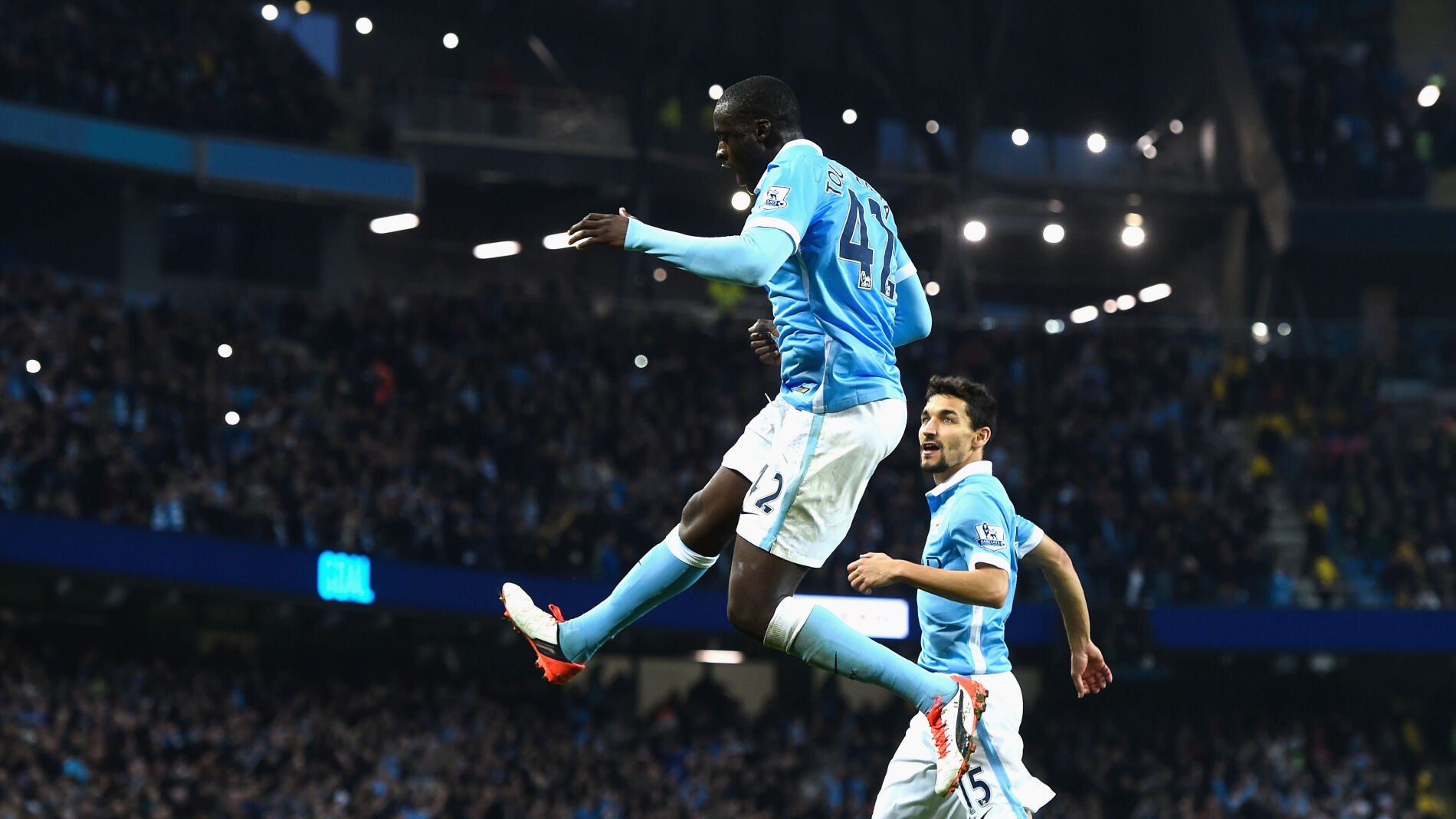 Yaya Tour&eacute; celebra un gol frente al Norwich junto a Jes&uacute;s Navas