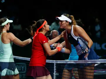 Muguruza y Suárez saludan a Hingis y Mirza Muguruza y Suárez saludan a Hingis y Mirza