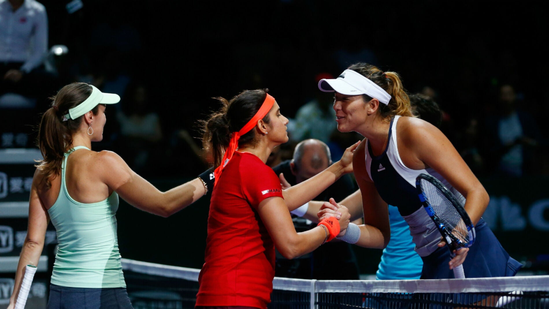 Muguruza y Su&aacute;rez saludan a Hingis y Mirza
