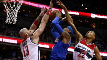 Carmelo Anthony entra a canasta ante la defensa de los Wizards