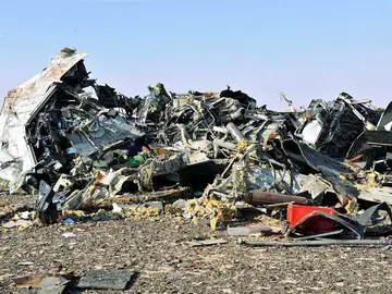 Restos del avión ruso siniestrado en la península del Sinaí Restos del avión ruso siniestrado en la península del Sinaí