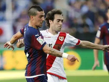 Verdi y Raúl Baena disputan el balón en el Eibar - Rayo Vallecano Verdi y Raúl Baena disputan el balón en el Eibar - Rayo Vallecano