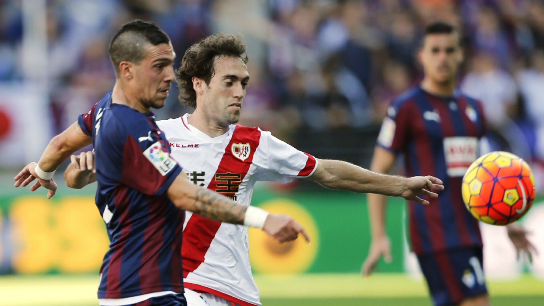 Verdi y Ra&uacute;l Baena disputan el bal&oacute;n en el Eibar - Rayo Vallecano