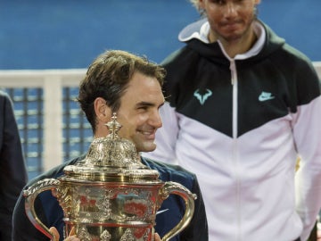 Federer, con el trofeo de campeón