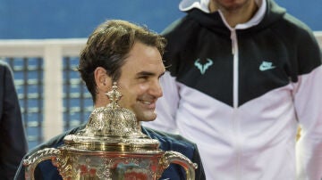 Federer, con el trofeo de campeón