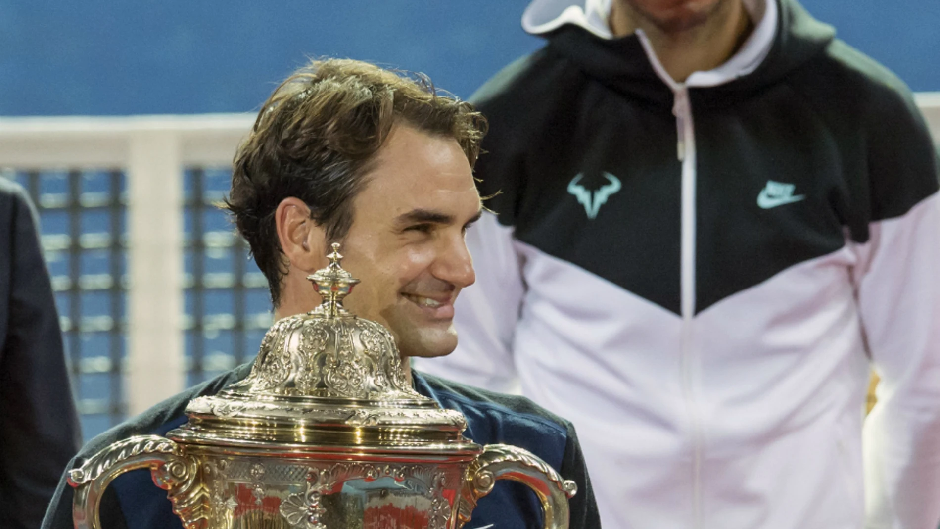 Federer, con el trofeo de campeón Federer, con el trofeo de campeón