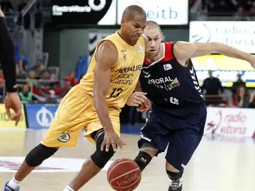 El ala-pívot dominicano del Herbalife Gran Canaria Eulis Báez (i), rebasa al ala pívot francés del Laboral Kutxa Baskonia Kim Tillie El ala-pívot dominicano del Herbalife Gran Canaria Eulis Báez (i), rebasa al ala pívot francés del Laboral Kutxa Baskonia Kim Tillie