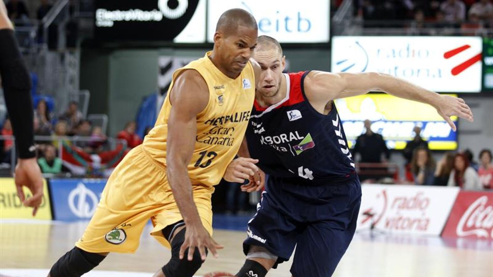 El ala-p&iacute;vot dominicano del Herbalife Gran Canaria Eulis B&aacute;ez (i), rebasa al ala p&iacute;vot franc&eacute;s del Laboral Kutxa Baskonia Kim Tillie