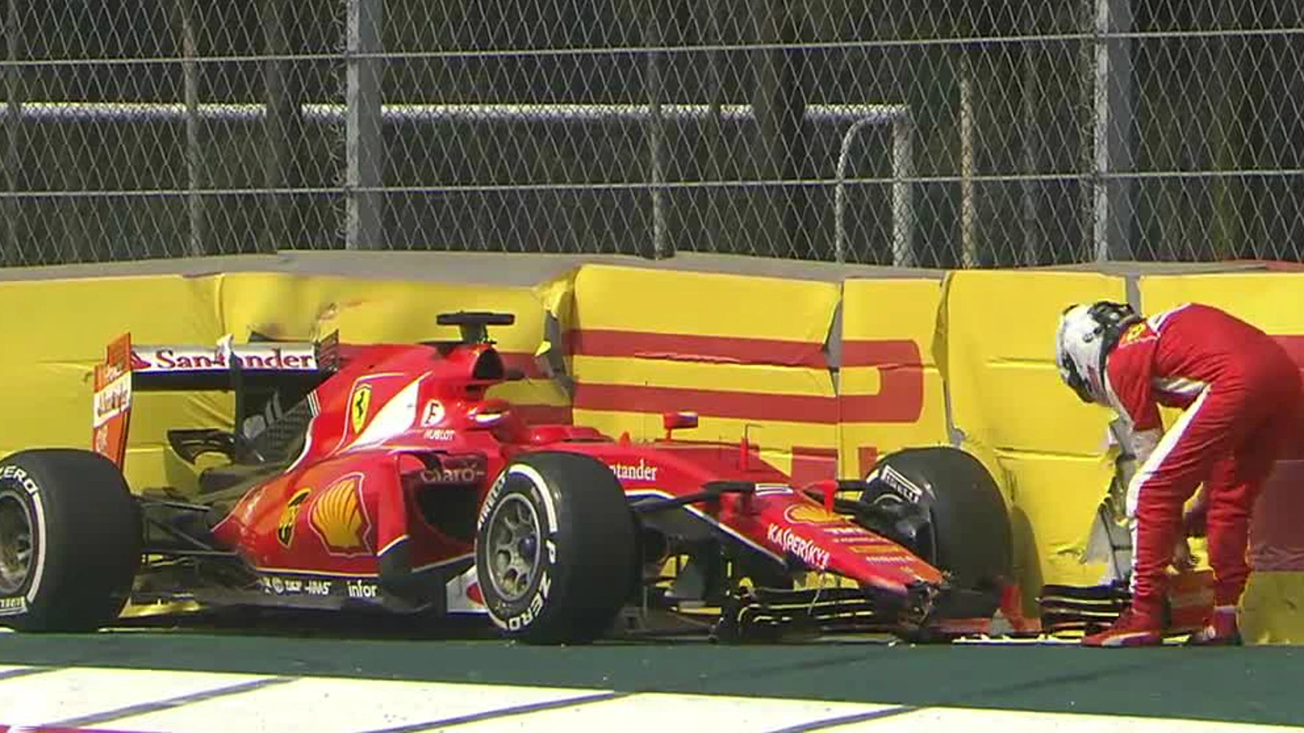 Vettel, con su Ferrari accidentado