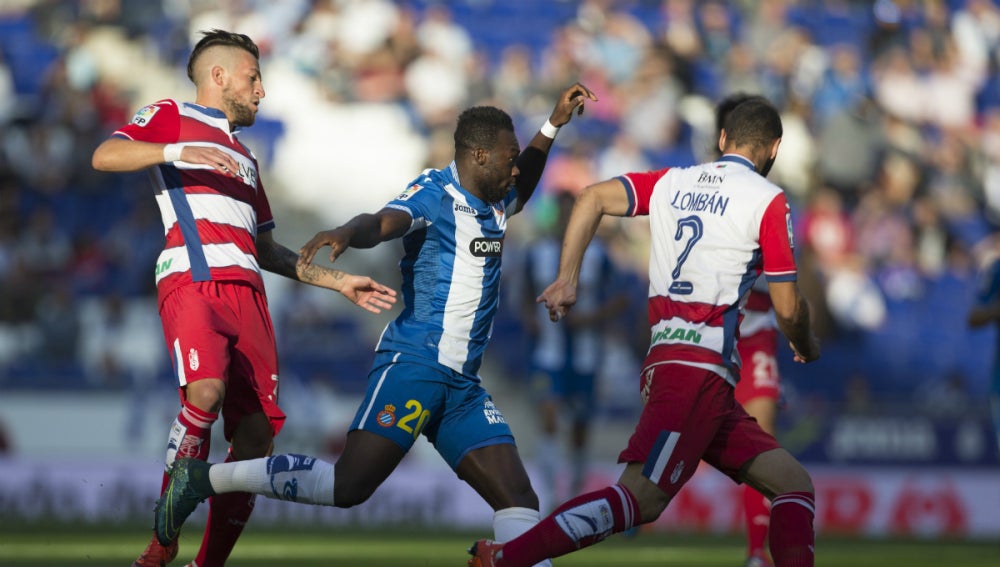Caicedo conduce el balón ante la presión de los jugadores del Granada