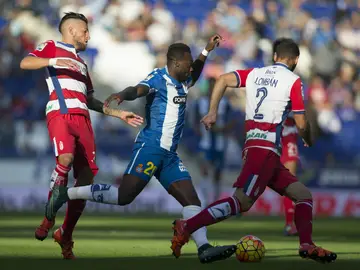 Caicedo conduce el balón ante la presión de los jugadores del Granada Caicedo conduce el balón ante la presión de los jugadores del Granada
