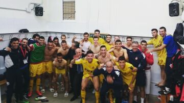 Los jugadores del Girona celebran el triunfo en El Sadar