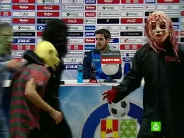 Víctor Rodríguez, invadido en sala de prensa por los jugadores del Barcelona Víctor Rodríguez, invadido en sala de prensa por los jugadores del Barcelona