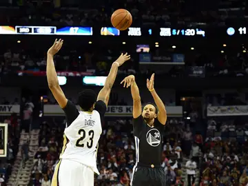 Curry tira un triple ante la defensa de Anthony Davis Curry tira un triple ante la defensa de Anthony Davis