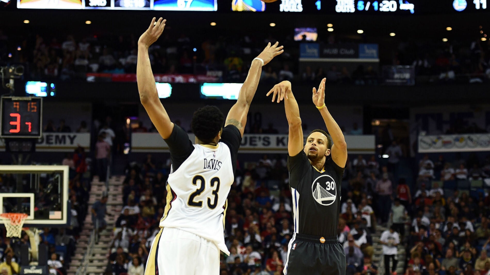 Curry tira un triple ante la defensa de Anthony Davis