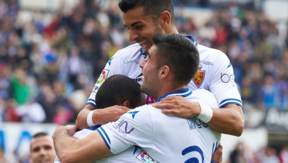 Los jugadores del Zaragoza se abrazan tras un gol