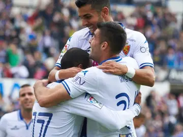 Los jugadores del Zaragoza se abrazan tras un gol Los jugadores del Zaragoza se abrazan tras un gol