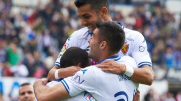 Los jugadores del Zaragoza se abrazan tras un gol