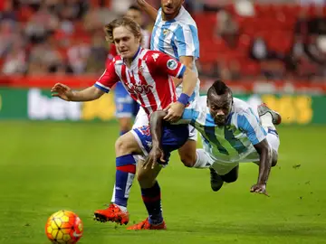 Halilovic controla el balón ante la oposición rival Halilovic controla el balón ante la oposición rival