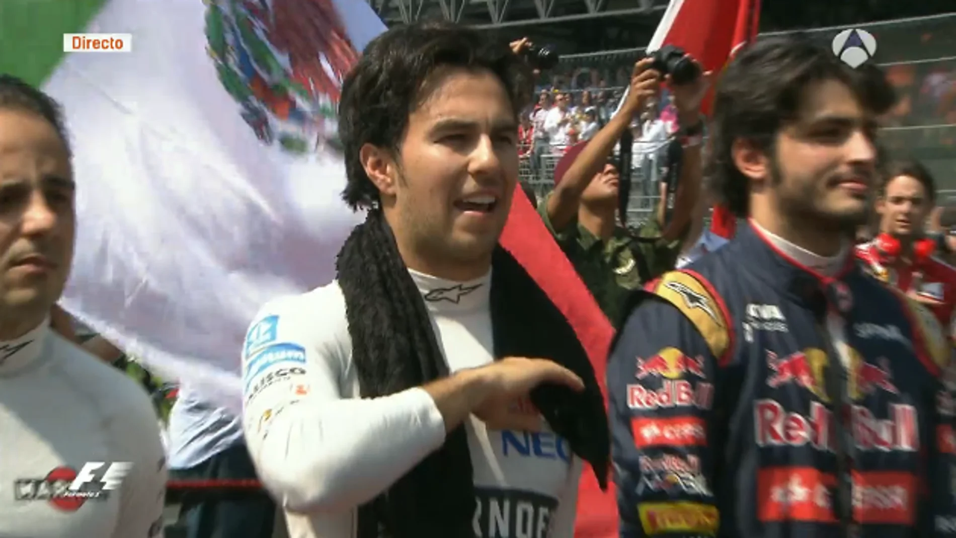 'Checo' Pérez, cantando a viva voz en el GP de México