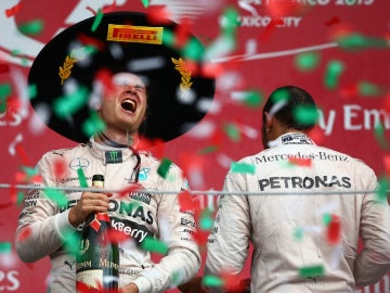Rosberg festeja con Hamilton de espaldas