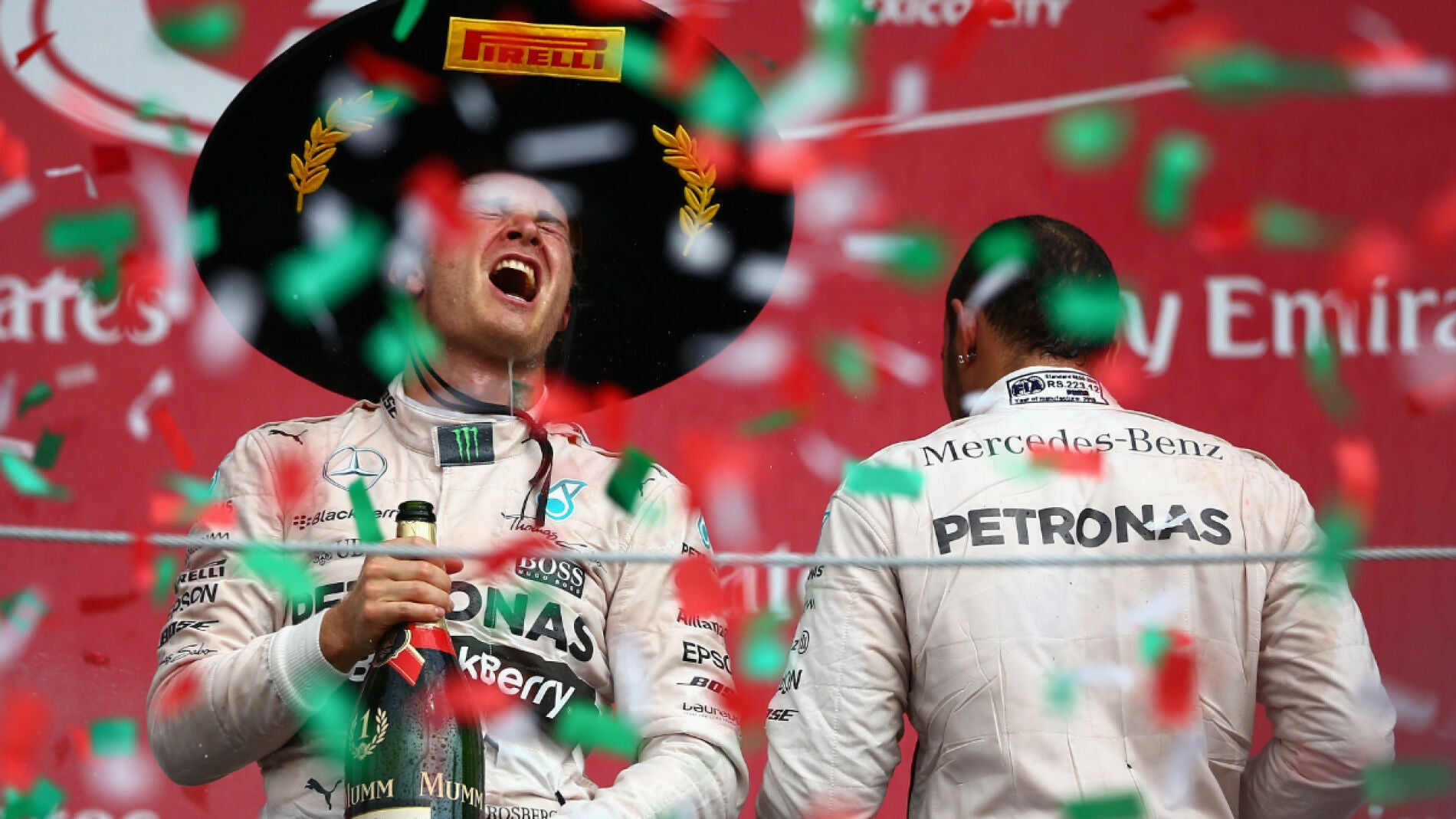 Rosberg festeja con Hamilton de espaldas
