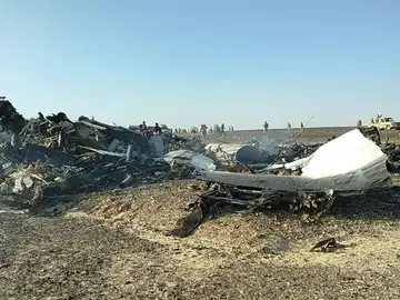 Restos del avión ruso siniestrado en la península del Sinaí Restos del avión ruso siniestrado en la península del Sinaí
