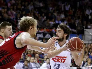 El ala-pívot holandés del CAI Zaragoza Henk Norel (i) intenta impedir el avance del base del Real Madrid Sergio Llull (d) El ala-pívot holandés del CAI Zaragoza Henk Norel (i) intenta impedir el avance del base del Real Madrid Sergio Llull (d)