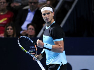 Rafa Nadal celebra un punto contra Roger Federer