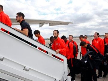 Los jugadores del Atlético de Madrid suben al avión