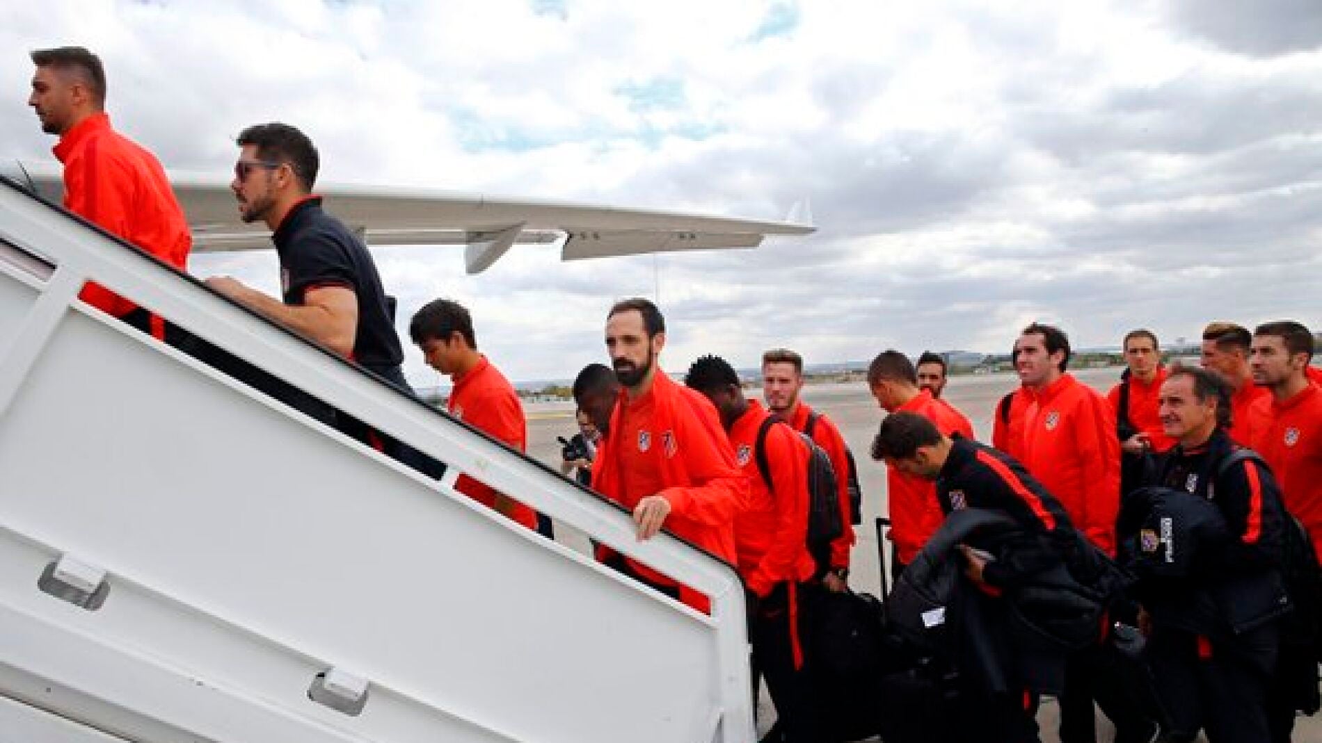Los jugadores del Atl&eacute;tico de Madrid suben al avi&oacute;n