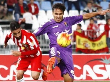 Jugadores del Almería y el Valladolid, disputan un balón