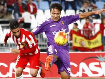 Jugadores del Almería y el Valladolid, disputan un balón Jugadores del Almería y el Valladolid, disputan un balón