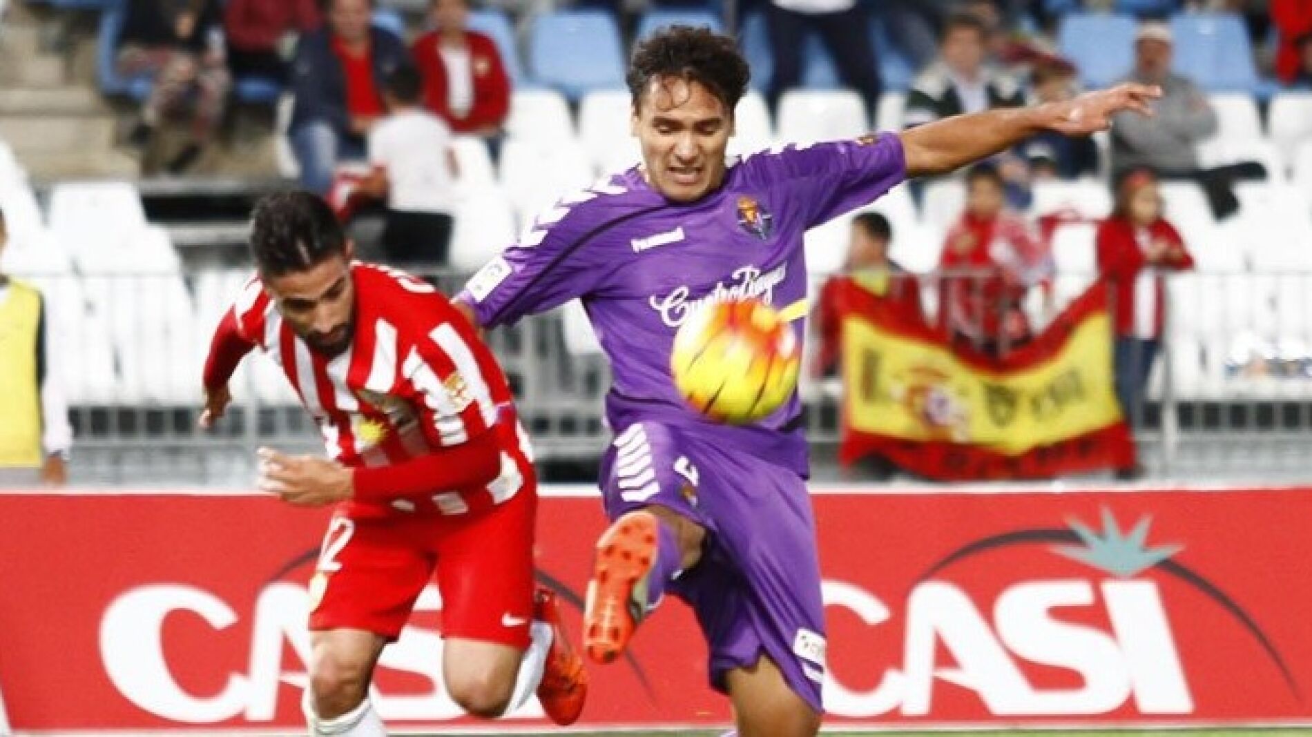 Jugadores del Almer&iacute;a y el Valladolid, disputan un bal&oacute;n